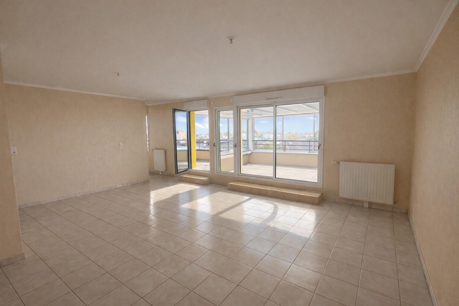 Salon lumineux ouvert sur la terrasse — appartement T4 à Saint-Nazaire