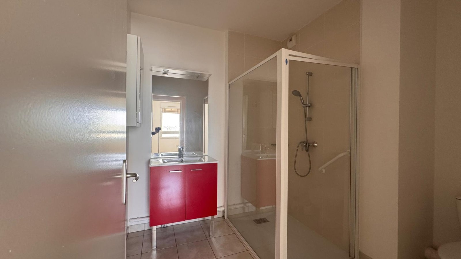 Salle d'eau avec douche à l'italienne